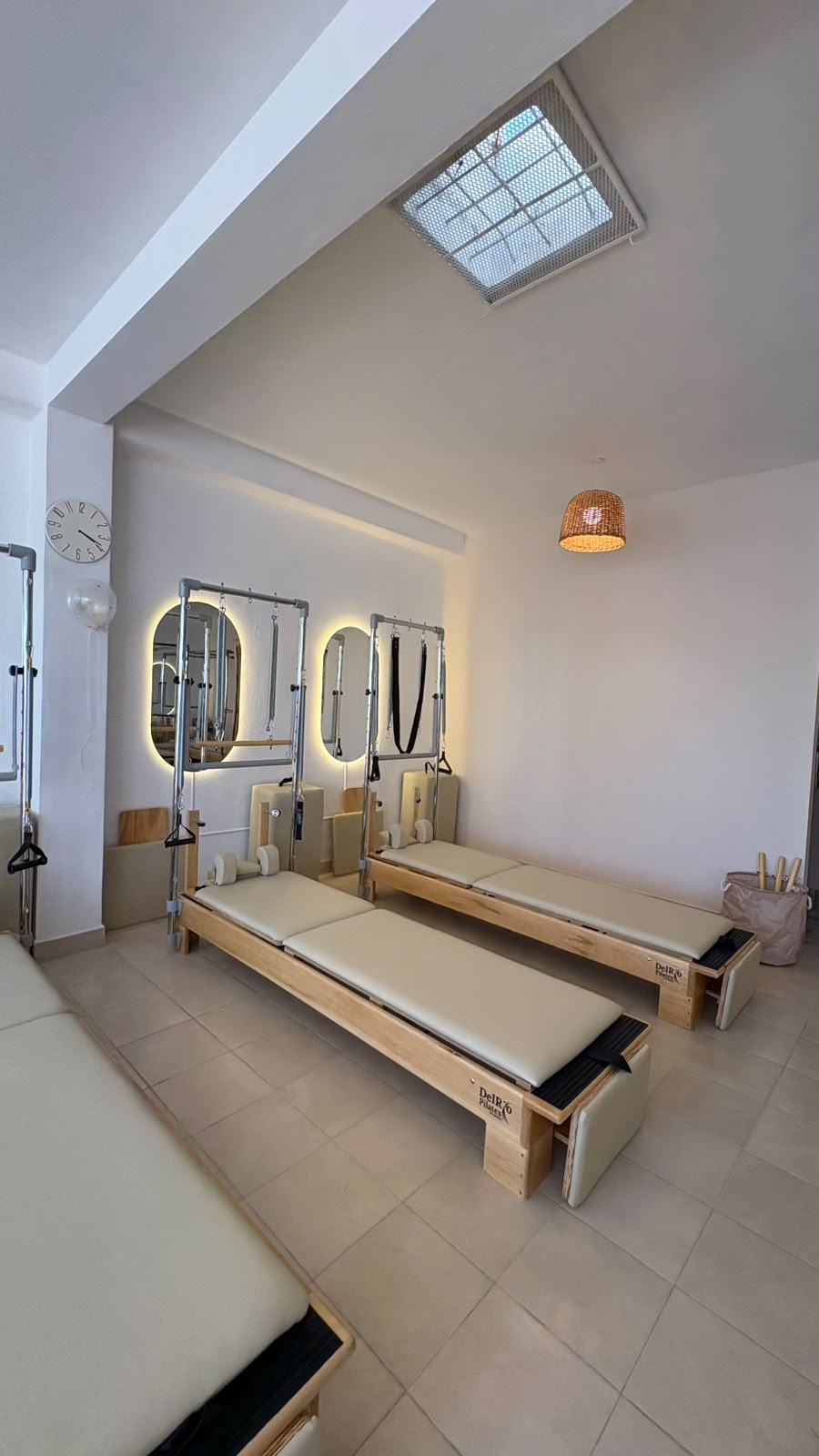 Interior luminoso del estudio Esencia Pilates con equipos Reformer